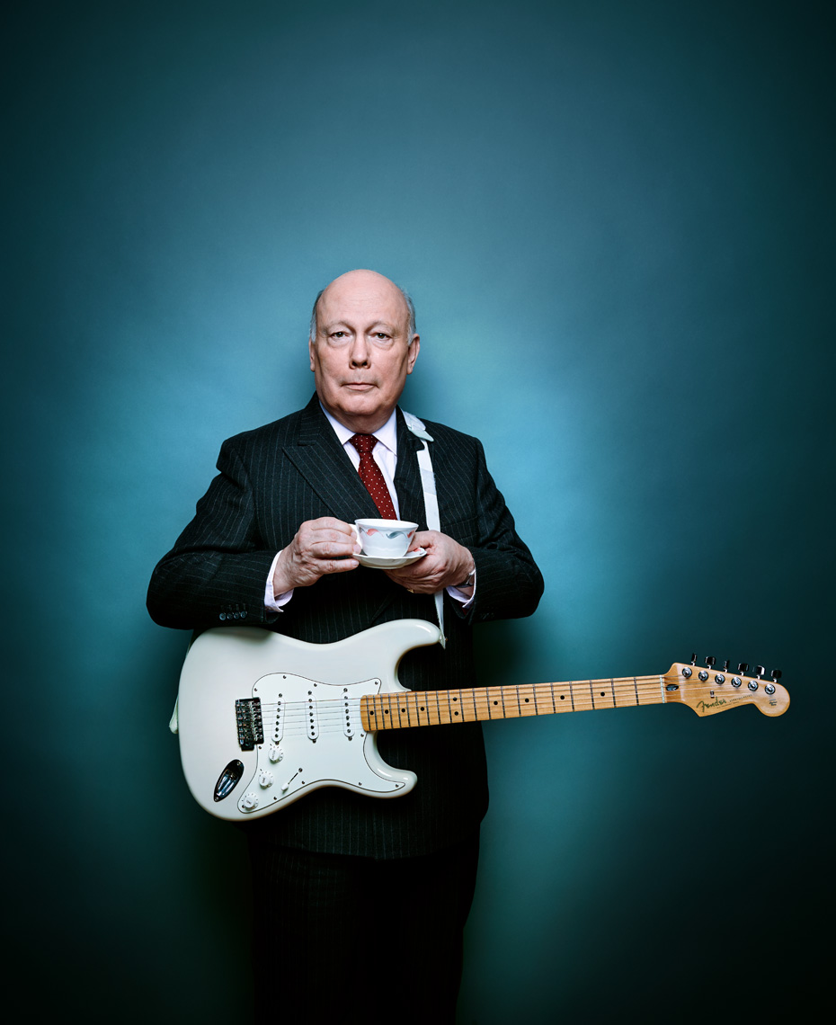 julian_fellowes_guitar_2